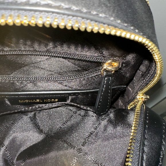 MICHAEL KORS NWOT JAYCEE MEDIUM
ZIP POCKET BACKPACK BAG GOLD HARDWARE LEATHER - Picture 6 of 8